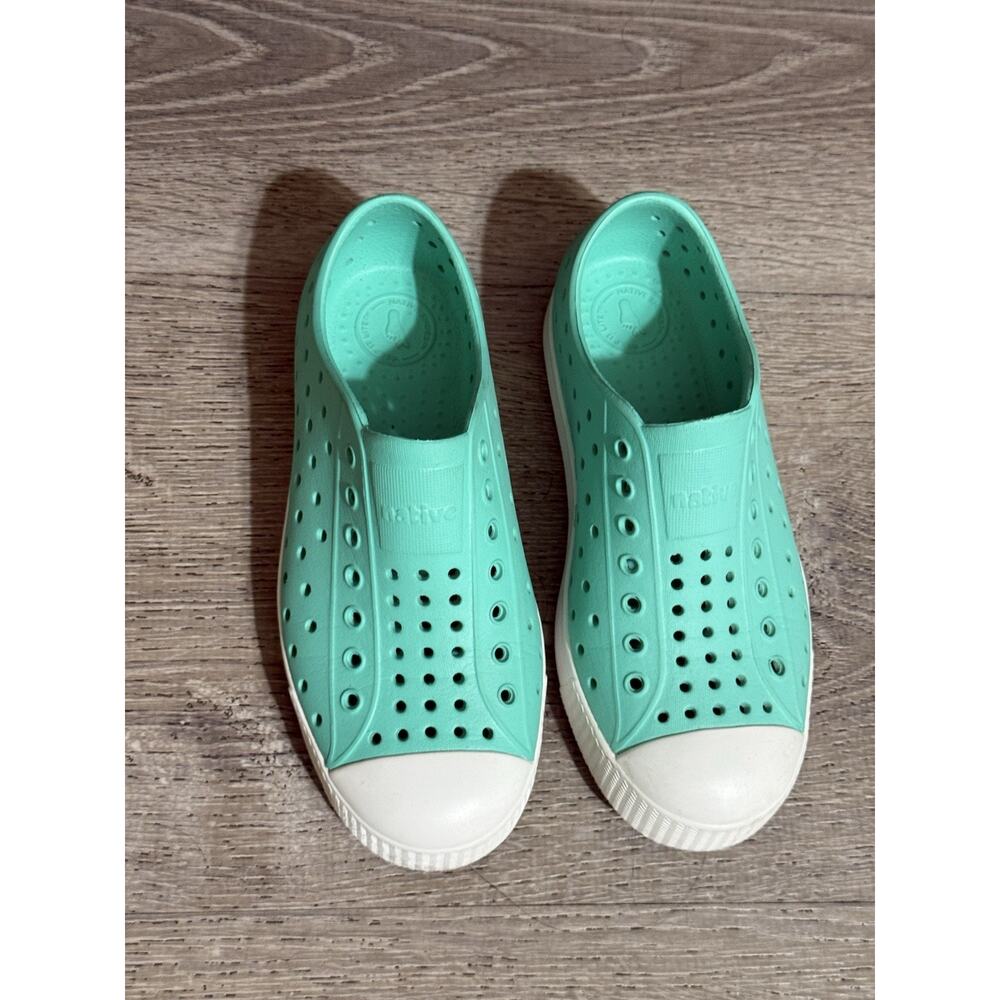 Native Jefferson Hydrangea Blue Slip On Shoes Girls 1 - J1 EUC